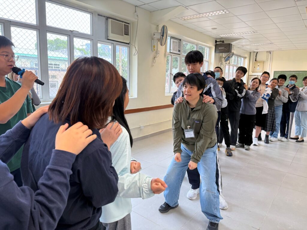 很多教育工作者都遇過這種時刻:一個學生坐在你面前,眼神空空,問他「你想要甚麼?」他卻答不出來。牧羊羊生命培訓中心總幹事李明駿Ben從事青少年社工多年,最在意的從來不是把活動舉辦得有聲有色,而是陪同學生把那句「我唔知自己想點」,一步步變成「我知道自己在乎甚麼、想嘗試甚麼」。從校園到家庭、從學生到家長與老師,他把正向心理學化成可落地的生命教育,用體驗、欣賞與同行,讓一個人重新看見自己的價值。