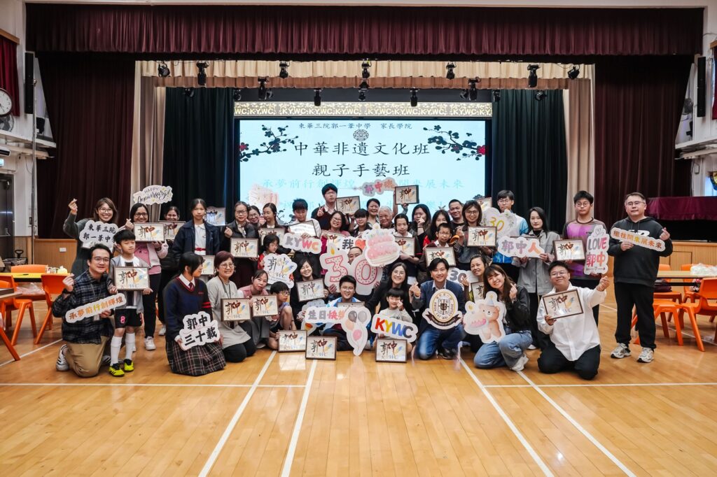 很多教育工作者都遇過這種時刻:一個學生坐在你面前,眼神空空,問他「你想要甚麼?」他卻答不出來。牧羊羊生命培訓中心總幹事李明駿Ben從事青少年社工多年,最在意的從來不是把活動舉辦得有聲有色,而是陪同學生把那句「我唔知自己想點」,一步步變成「我知道自己在乎甚麼、想嘗試甚麼」。從校園到家庭、從學生到家長與老師,他把正向心理學化成可落地的生命教育,用體驗、欣賞與同行,讓一個人重新看見自己的價值。