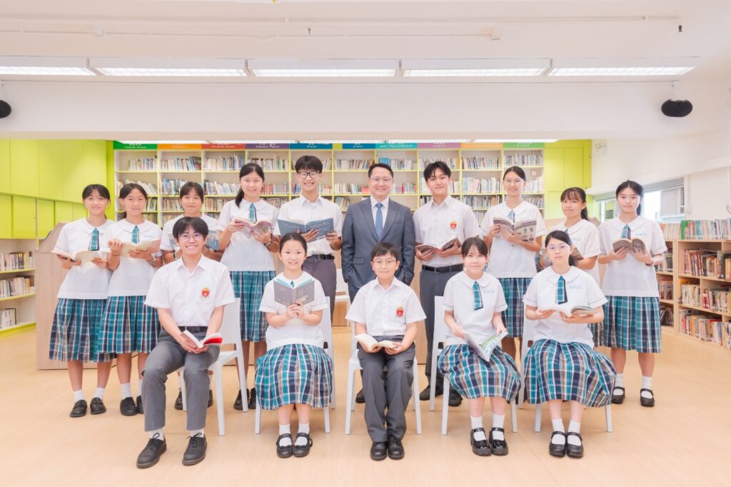 如果你以為推動AI教育的人,一定是從小立志、一路直線前進的「科技天才」,香港聖公會何明華會督中學 金偉明校長的故事會讓你改觀。他的起點並不是宏大的志願,而是一份單純的好奇心:想弄清楚世界如何運作、學習如何更有效。從大學修讀電腦科學,到踏入職場成為程式員;從嘗試過便利店、茶餐廳、搬貨、貿易等不同工作,到最後決定當上老師,他走的是一條不斷探索、把經驗轉化為教育養分的路。今天他談AI,談的不是追逐潮流,而是更貼近家長與教育界共同的焦慮與期待,在變化快得讓人追不上時,學校如何既讓學生掌握新科技,也守住價值觀與軟技能,讓孩子不只「學得多」,更能「走得遠」。