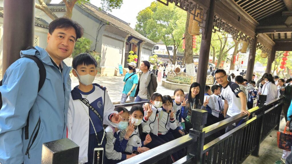 中華基督教會基慧小學 宗志深校長 回想成長時期,坦言小學資源並不充裕,但那段日子反而讓他更早學會「機會在哪裡,就往哪裡走」。在選擇職業時,他曾在兩條路之間思考:當老師,或投身紀律部隊。最後,他走向了更貼近自己日常、也更深受家庭影響的方向,教育。母親同樣在學校工作,耳濡目染之下,他不只把「教書」視為一份工作,更像是一種長年累積的召喚:在校園裡成長,也在校園裡回饋。