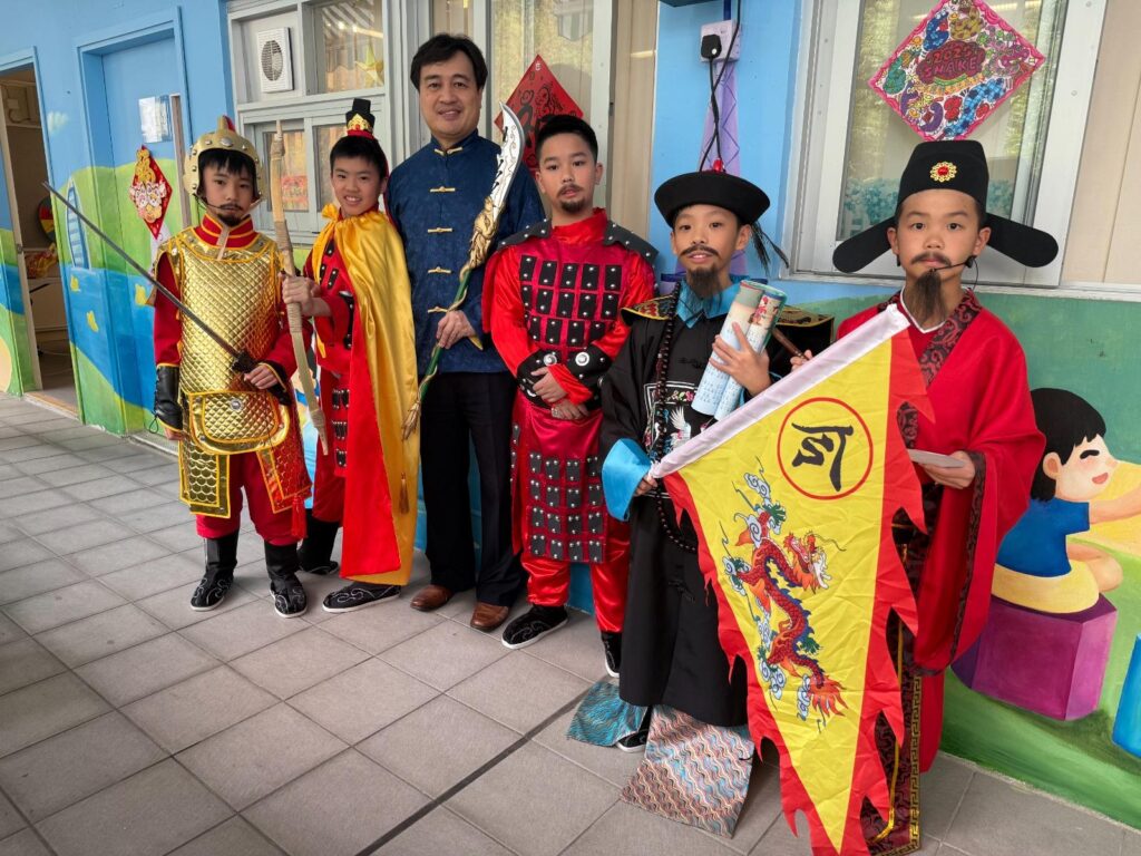 中華基督教會基慧小學 宗志深校長 回想成長時期,坦言小學資源並不充裕,但那段日子反而讓他更早學會「機會在哪裡,就往哪裡走」。在選擇職業時,他曾在兩條路之間思考:當老師,或投身紀律部隊。最後,他走向了更貼近自己日常、也更深受家庭影響的方向,教育。母親同樣在學校工作,耳濡目染之下,他不只把「教書」視為一份工作,更像是一種長年累積的召喚:在校園裡成長,也在校園裡回饋。