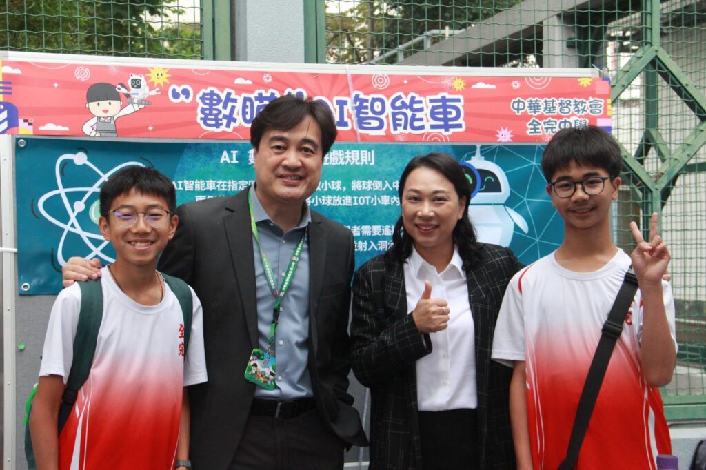 中華基督教會基慧小學 宗志深校長 回想成長時期,坦言小學資源並不充裕,但那段日子反而讓他更早學會「機會在哪裡,就往哪裡走」。在選擇職業時,他曾在兩條路之間思考:當老師,或投身紀律部隊。最後,他走向了更貼近自己日常、也更深受家庭影響的方向,教育。母親同樣在學校工作,耳濡目染之下,他不只把「教書」視為一份工作,更像是一種長年累積的召喚:在校園裡成長,也在校園裡回饋。