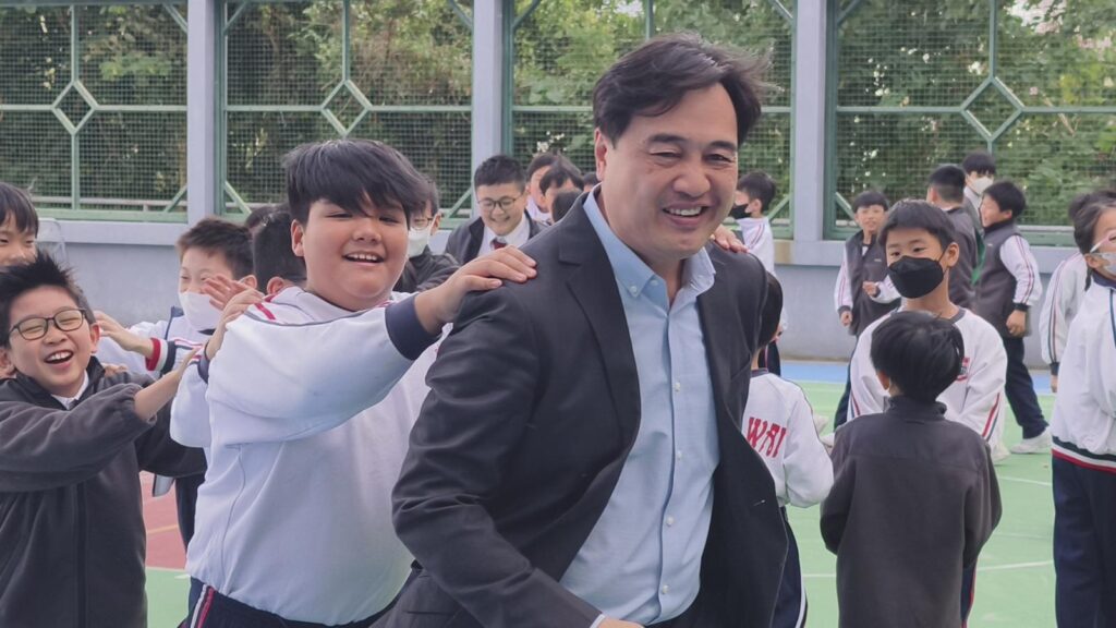 中華基督教會基慧小學 宗志深校長 回想成長時期,坦言小學資源並不充裕,但那段日子反而讓他更早學會「機會在哪裡,就往哪裡走」。在選擇職業時,他曾在兩條路之間思考:當老師,或投身紀律部隊。最後,他走向了更貼近自己日常、也更深受家庭影響的方向,教育。母親同樣在學校工作,耳濡目染之下,他不只把「教書」視為一份工作,更像是一種長年累積的召喚:在校園裡成長,也在校園裡回饋。