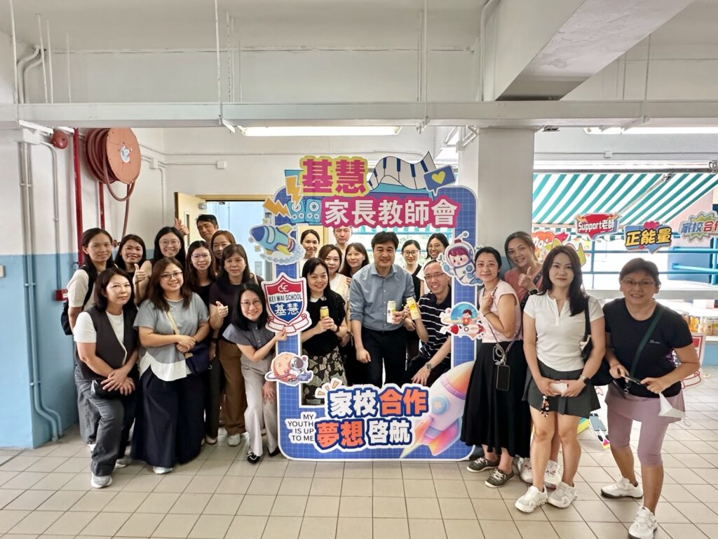中華基督教會基慧小學 宗志深校長 回想成長時期,坦言小學資源並不充裕,但那段日子反而讓他更早學會「機會在哪裡,就往哪裡走」。在選擇職業時,他曾在兩條路之間思考:當老師,或投身紀律部隊。最後,他走向了更貼近自己日常、也更深受家庭影響的方向,教育。母親同樣在學校工作,耳濡目染之下,他不只把「教書」視為一份工作,更像是一種長年累積的召喚:在校園裡成長,也在校園裡回饋。