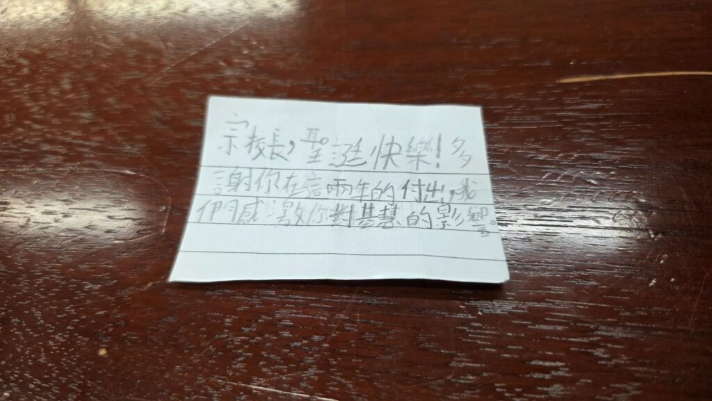 中華基督教會基慧小學 宗志深校長 回想成長時期,坦言小學資源並不充裕,但那段日子反而讓他更早學會「機會在哪裡,就往哪裡走」。在選擇職業時,他曾在兩條路之間思考:當老師,或投身紀律部隊。最後,他走向了更貼近自己日常、也更深受家庭影響的方向,教育。母親同樣在學校工作,耳濡目染之下,他不只把「教書」視為一份工作,更像是一種長年累積的召喚:在校園裡成長,也在校園裡回饋。
