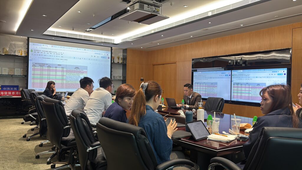 王銘聰Anson是一位創業者,也是一位企業培訓老闆。談起自己的成長背景,他沒有把自己包裝成「天生學霸」,反而坦白分享,自己是會考年代走過來的人,求學時期成績並不理想。也正因如此,他更明白,很多人面對學習時的壓力、無力感和抗拒感。不是每個人一開始都擅長讀書,也不是每個人一聽到新科技就會興奮。有人會害怕,有人會覺得自己不夠聰明,有人甚至未開始學,已經先否定自己。但Anson的人生經驗告訴他,一個人過去的成績,不代表未來的可能。尤其在AI出現之後,他更相信,很多原本看似遙遠的能力,其實都可以被重新打開。