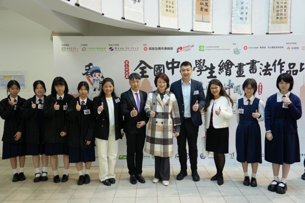 當家長憂心孩子的情緒與抗逆力,教育界思考學校如何回應科技浪潮,而校友回望母校在時代巨變中的位置,「學校應該把學生帶到哪裏去」成了一個更迫切的問題。麗澤中學校長李潔明認為,教育的關鍵不只在於把學生留在校園中變得更聰明,而是把他們帶回真實世界,學會與人相處、懂得關懷、願意承擔。他推動學生走進社區與服務現場,也以口述歷史整理油麻地、佐敦一帶正在消失的記憶與手藝,為 2029 年學校百周年留下一份可被傳承的城市檔案;同時面對 AI 與新科技,他主張善用工具支援學生成長回饋,但更堅持學校要守住人情味與價值底線。本文記錄他的教育信念與實踐,回應一個共同關心的核心:在變動年代,如何讓學生不只「讀好書」,更能「成為更好的人」。