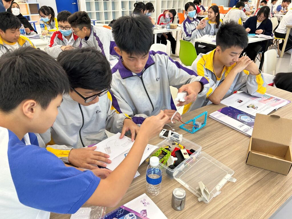 當家長憂心孩子的情緒與抗逆力,教育界思考學校如何回應科技浪潮,而校友回望母校在時代巨變中的位置,「學校應該把學生帶到哪裏去」成了一個更迫切的問題。麗澤中學校長李潔明認為,教育的關鍵不只在於把學生留在校園中變得更聰明,而是把他們帶回真實世界,學會與人相處、懂得關懷、願意承擔。他推動學生走進社區與服務現場,也以口述歷史整理油麻地、佐敦一帶正在消失的記憶與手藝,為 2029 年學校百周年留下一份可被傳承的城市檔案;同時面對 AI 與新科技,他主張善用工具支援學生成長回饋,但更堅持學校要守住人情味與價值底線。本文記錄他的教育信念與實踐,回應一個共同關心的核心:在變動年代,如何讓學生不只「讀好書」,更能「成為更好的人」。