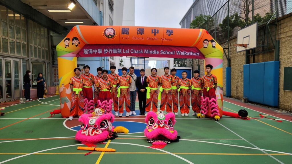當家長憂心孩子的情緒與抗逆力,教育界思考學校如何回應科技浪潮,而校友回望母校在時代巨變中的位置,「學校應該把學生帶到哪裏去」成了一個更迫切的問題。麗澤中學校長李潔明認為,教育的關鍵不只在於把學生留在校園中變得更聰明,而是把他們帶回真實世界,學會與人相處、懂得關懷、願意承擔。他推動學生走進社區與服務現場,也以口述歷史整理油麻地、佐敦一帶正在消失的記憶與手藝,為 2029 年學校百周年留下一份可被傳承的城市檔案;同時面對 AI 與新科技,他主張善用工具支援學生成長回饋,但更堅持學校要守住人情味與價值底線。本文記錄他的教育信念與實踐,回應一個共同關心的核心:在變動年代,如何讓學生不只「讀好書」,更能「成為更好的人」。