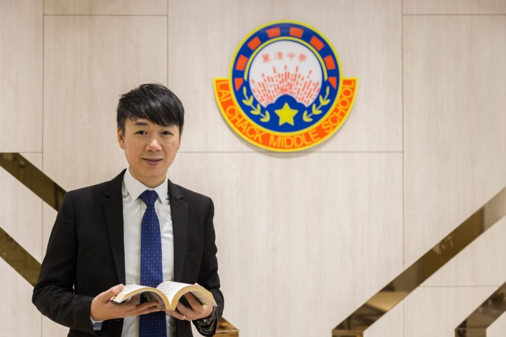 當家長憂心孩子的情緒與抗逆力,教育界思考學校如何回應科技浪潮,而校友回望母校在時代巨變中的位置,「學校應該把學生帶到哪裏去」成了一個更迫切的問題。麗澤中學校長李潔明認為,教育的關鍵不只在於把學生留在校園中變得更聰明,而是把他們帶回真實世界,學會與人相處、懂得關懷、願意承擔。他推動學生走進社區與服務現場,也以口述歷史整理油麻地、佐敦一帶正在消失的記憶與手藝,為 2029 年學校百周年留下一份可被傳承的城市檔案;同時面對 AI 與新科技,他主張善用工具支援學生成長回饋,但更堅持學校要守住人情味與價值底線。本文記錄他的教育信念與實踐,回應一個共同關心的核心:在變動年代,如何讓學生不只「讀好書」,更能「成為更好的人」。