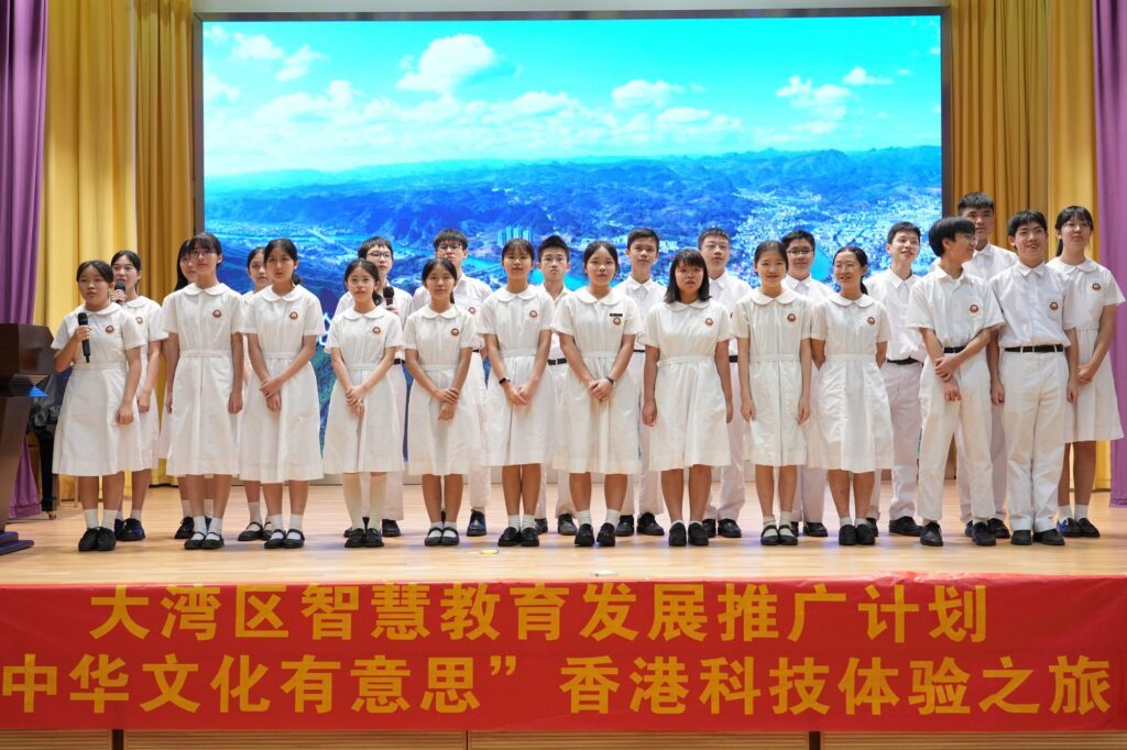 當家長憂心孩子的情緒與抗逆力,教育界思考學校如何回應科技浪潮,而校友回望母校在時代巨變中的位置,「學校應該把學生帶到哪裏去」成了一個更迫切的問題。麗澤中學校長李潔明認為,教育的關鍵不只在於把學生留在校園中變得更聰明,而是把他們帶回真實世界,學會與人相處、懂得關懷、願意承擔。他推動學生走進社區與服務現場,也以口述歷史整理油麻地、佐敦一帶正在消失的記憶與手藝,為 2029 年學校百周年留下一份可被傳承的城市檔案;同時面對 AI 與新科技,他主張善用工具支援學生成長回饋,但更堅持學校要守住人情味與價值底線。本文記錄他的教育信念與實踐,回應一個共同關心的核心:在變動年代,如何讓學生不只「讀好書」,更能「成為更好的人」。