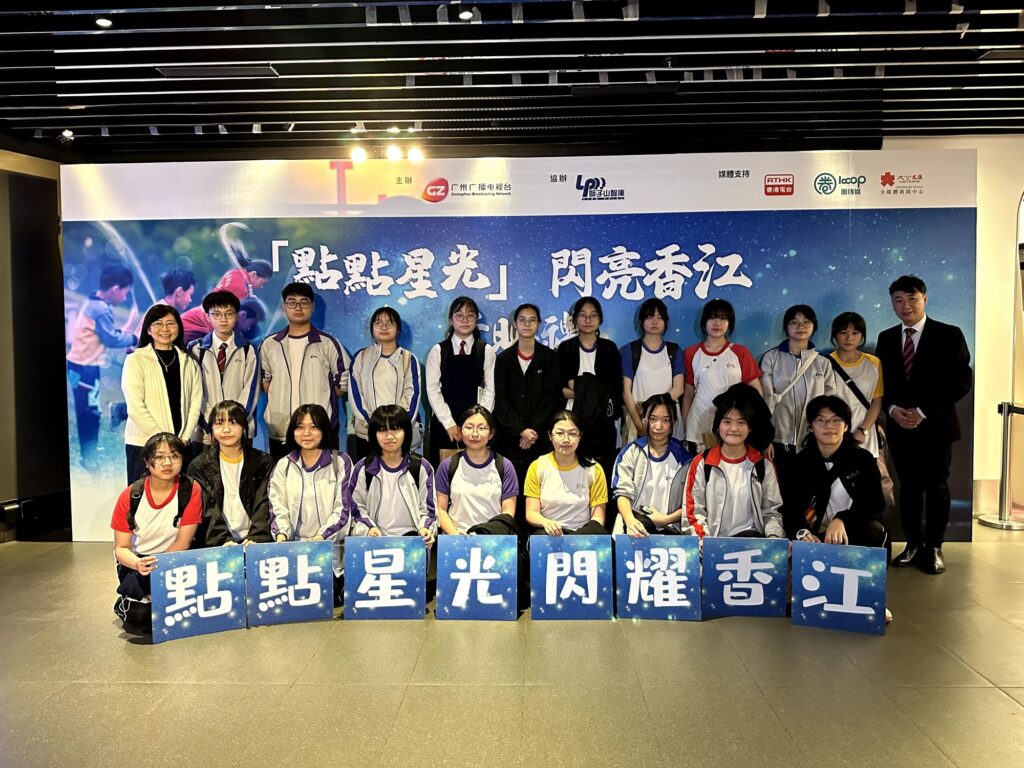 當家長憂心孩子的情緒與抗逆力,教育界思考學校如何回應科技浪潮,而校友回望母校在時代巨變中的位置,「學校應該把學生帶到哪裏去」成了一個更迫切的問題。麗澤中學校長李潔明認為,教育的關鍵不只在於把學生留在校園中變得更聰明,而是把他們帶回真實世界,學會與人相處、懂得關懷、願意承擔。他推動學生走進社區與服務現場,也以口述歷史整理油麻地、佐敦一帶正在消失的記憶與手藝,為 2029 年學校百周年留下一份可被傳承的城市檔案;同時面對 AI 與新科技,他主張善用工具支援學生成長回饋,但更堅持學校要守住人情味與價值底線。本文記錄他的教育信念與實踐,回應一個共同關心的核心:在變動年代,如何讓學生不只「讀好書」,更能「成為更好的人」。