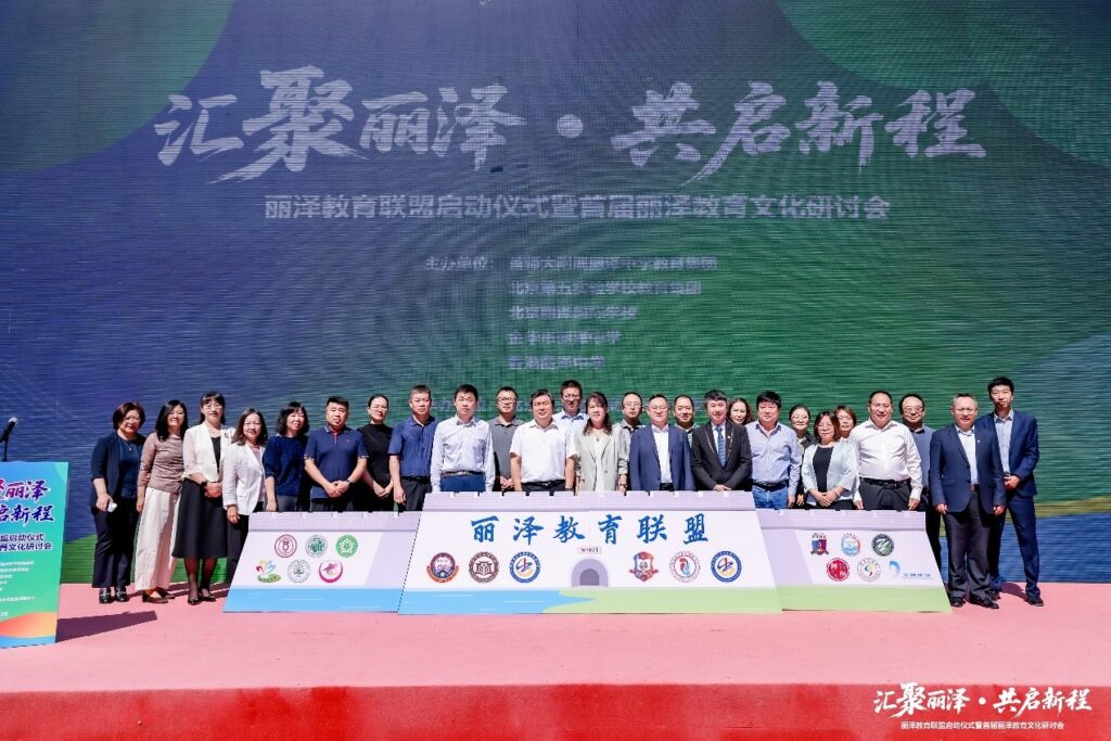 當家長憂心孩子的情緒與抗逆力,教育界思考學校如何回應科技浪潮,而校友回望母校在時代巨變中的位置,「學校應該把學生帶到哪裏去」成了一個更迫切的問題。麗澤中學校長李潔明認為,教育的關鍵不只在於把學生留在校園中變得更聰明,而是把他們帶回真實世界,學會與人相處、懂得關懷、願意承擔。他推動學生走進社區與服務現場,也以口述歷史整理油麻地、佐敦一帶正在消失的記憶與手藝,為 2029 年學校百周年留下一份可被傳承的城市檔案;同時面對 AI 與新科技,他主張善用工具支援學生成長回饋,但更堅持學校要守住人情味與價值底線。本文記錄他的教育信念與實踐,回應一個共同關心的核心:在變動年代,如何讓學生不只「讀好書」,更能「成為更好的人」。