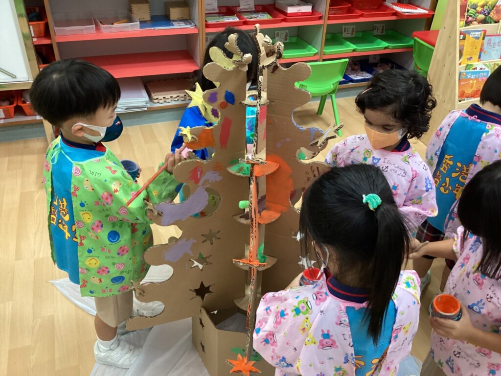 在香港浸信會聯會香港西北扶輪社幼稚園的校園裡，教育常常從一個很小的瞬間開始：音樂一響，孩子知道要收拾、要轉場；走到戶外，老師不急著講解，而是邀請孩子蹲下來看一隊螞蟻怎樣前進；回到課室，孩子可以按興趣走向建構區、創作區或閱讀角，選自己今天想投入的事。這些細節看似平常，背後卻是一套清晰的方向，要把幼稚園變成孩子的「第一個舞台」，讓他們在安全而被尊重的空間裡，累積「我做得到」的底氣。