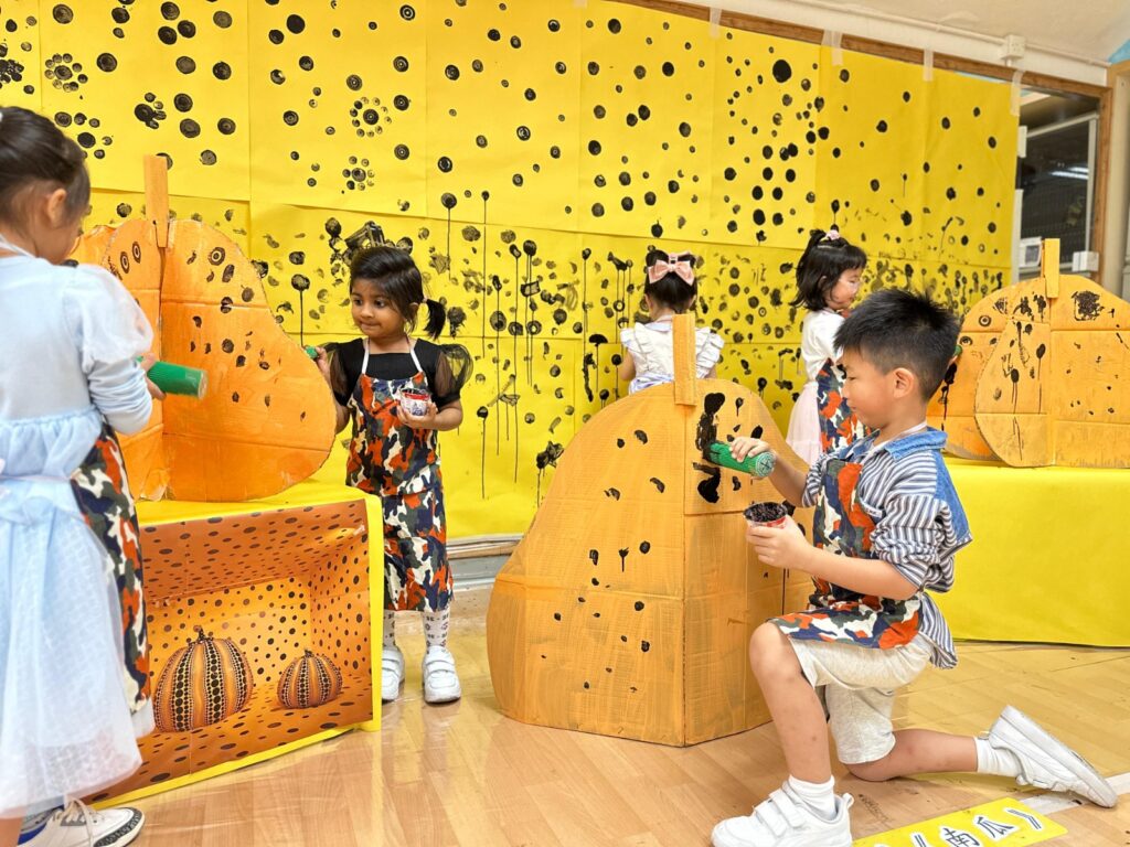 在香港浸信會聯會香港西北扶輪社幼稚園的校園裡，教育常常從一個很小的瞬間開始：音樂一響，孩子知道要收拾、要轉場；走到戶外，老師不急著講解，而是邀請孩子蹲下來看一隊螞蟻怎樣前進；回到課室，孩子可以按興趣走向建構區、創作區或閱讀角，選自己今天想投入的事。這些細節看似平常，背後卻是一套清晰的方向，要把幼稚園變成孩子的「第一個舞台」，讓他們在安全而被尊重的空間裡，累積「我做得到」的底氣。