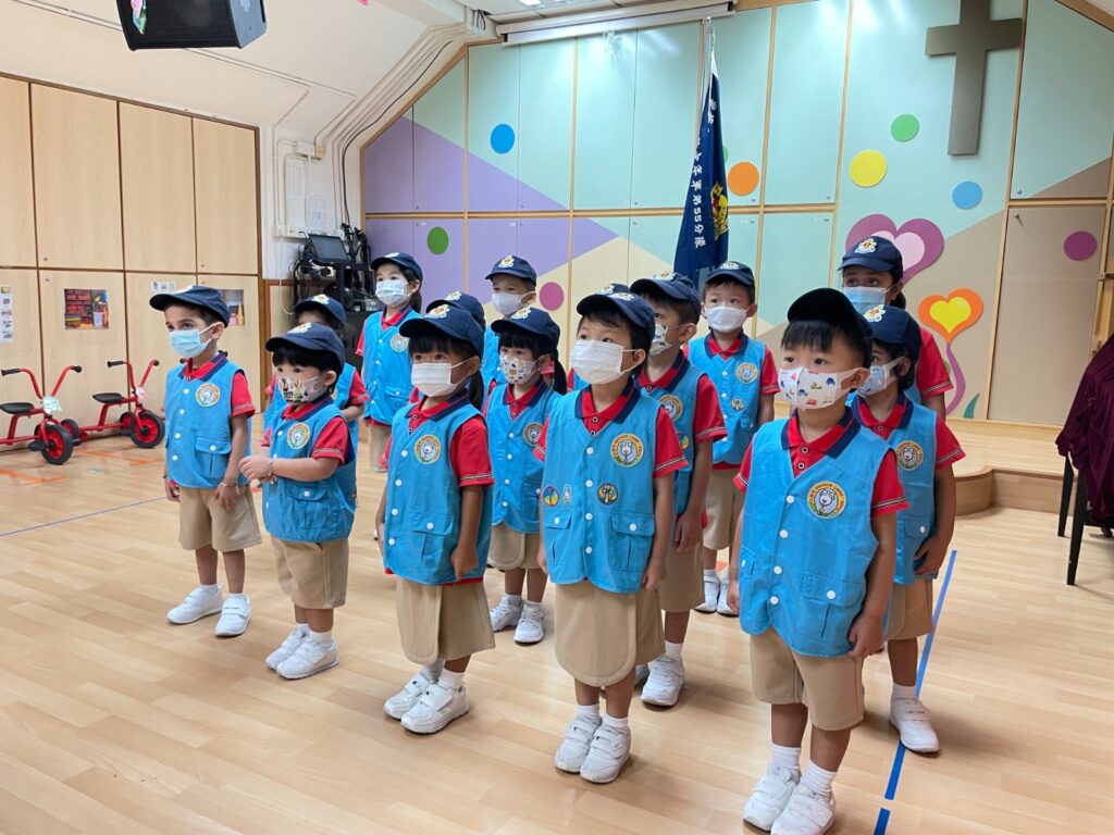 在香港浸信會聯會香港西北扶輪社幼稚園的校園裡，教育常常從一個很小的瞬間開始：音樂一響，孩子知道要收拾、要轉場；走到戶外，老師不急著講解，而是邀請孩子蹲下來看一隊螞蟻怎樣前進；回到課室，孩子可以按興趣走向建構區、創作區或閱讀角，選自己今天想投入的事。這些細節看似平常，背後卻是一套清晰的方向，要把幼稚園變成孩子的「第一個舞台」，讓他們在安全而被尊重的空間裡，累積「我做得到」的底氣。