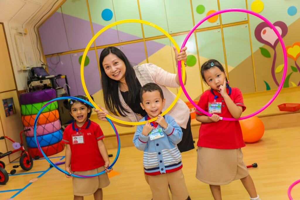 在香港浸信會聯會香港西北扶輪社幼稚園的校園裡，教育常常從一個很小的瞬間開始：音樂一響，孩子知道要收拾、要轉場；走到戶外，老師不急著講解，而是邀請孩子蹲下來看一隊螞蟻怎樣前進；回到課室，孩子可以按興趣走向建構區、創作區或閱讀角，選自己今天想投入的事。這些細節看似平常，背後卻是一套清晰的方向，要把幼稚園變成孩子的「第一個舞台」，讓他們在安全而被尊重的空間裡，累積「我做得到」的底氣。
