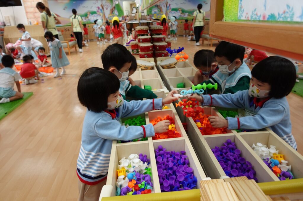 在香港浸信會聯會香港西北扶輪社幼稚園的校園裡，教育常常從一個很小的瞬間開始：音樂一響，孩子知道要收拾、要轉場；走到戶外，老師不急著講解，而是邀請孩子蹲下來看一隊螞蟻怎樣前進；回到課室，孩子可以按興趣走向建構區、創作區或閱讀角，選自己今天想投入的事。這些細節看似平常，背後卻是一套清晰的方向，要把幼稚園變成孩子的「第一個舞台」，讓他們在安全而被尊重的空間裡，累積「我做得到」的底氣。
