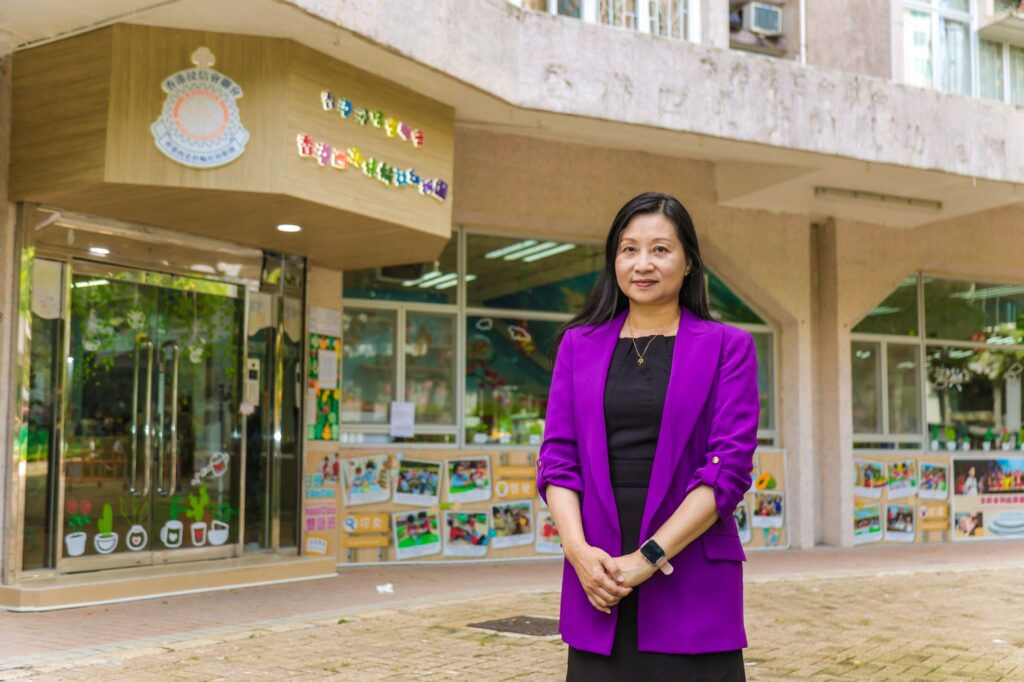 在香港浸信會聯會香港西北扶輪社幼稚園的校園裡，教育常常從一個很小的瞬間開始：音樂一響，孩子知道要收拾、要轉場；走到戶外，老師不急著講解，而是邀請孩子蹲下來看一隊螞蟻怎樣前進；回到課室，孩子可以按興趣走向建構區、創作區或閱讀角，選自己今天想投入的事。這些細節看似平常，背後卻是一套清晰的方向，要把幼稚園變成孩子的「第一個舞台」，讓他們在安全而被尊重的空間裡，累積「我做得到」的底氣。