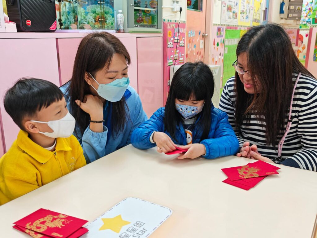 她說自己從沒把「拿獎」當成目標。比起站在鏡頭前，她更習慣站在孩子身旁；比起被看見，她更在意每天有沒有把該做的事做對、做好。也正因為這份不張揚的踏實，聖文嘉中英文幼稚園（荃灣）陳嘉裕副主任，獲得2026年「第三屆香港優秀師德師風獎評選」嘉許獎。這份嘉許不只是一個頭銜，更像一次集中檢視：一位幼稚園老師如何用理想與原則守住教育的底線，用專業與耐心照顧孩子的成長，用同理與溫柔陪家長走過不確定的日子。