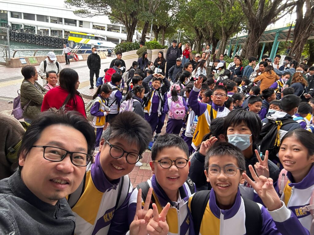 中華基督教會長洲堂錦江小學 葉昌銳校長回望自己的成長路，坦言小時候寫志願，從來沒有寫過「老師」。然而，人生的方向往往不是一下子決定，而是在不同階段，被一些人、一些經歷慢慢推動。他在求學時期遇過不少好老師，當時未必懂得說出口，也未必知道那些關懷會帶來多深影響；但長大後回望，才發現原來老師的一句話、一個眼神、一次陪伴，都可能在學生心中留下很長久的位置。
