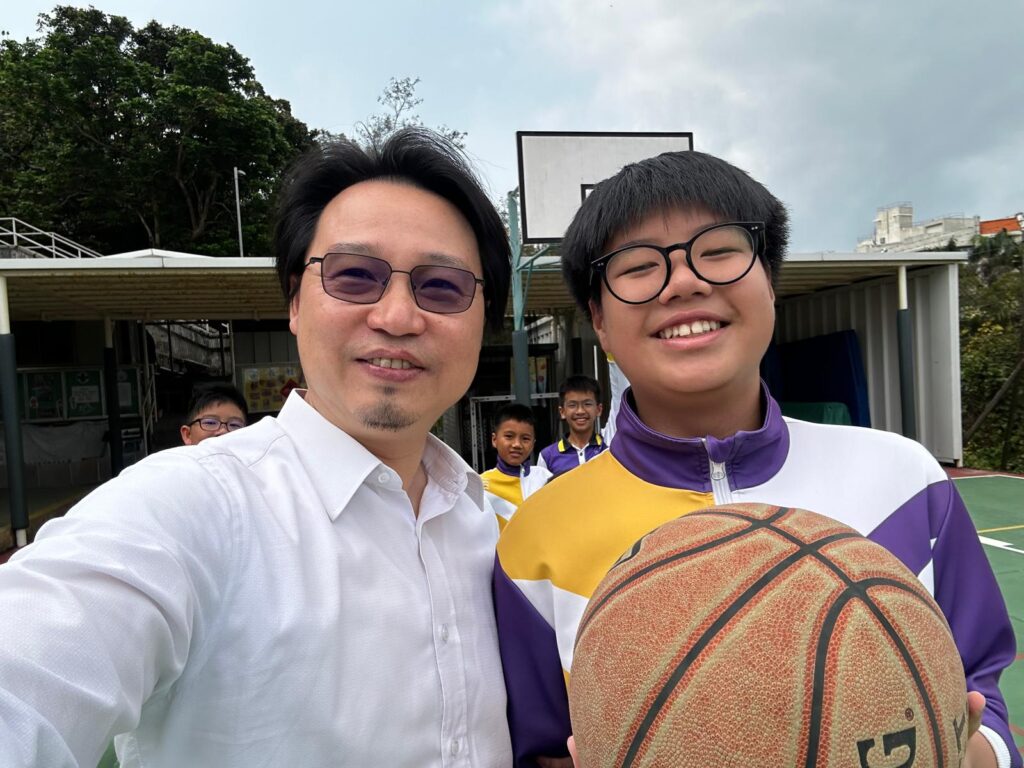 中華基督教會長洲堂錦江小學 葉昌銳校長回望自己的成長路，坦言小時候寫志願，從來沒有寫過「老師」。然而，人生的方向往往不是一下子決定，而是在不同階段，被一些人、一些經歷慢慢推動。他在求學時期遇過不少好老師，當時未必懂得說出口，也未必知道那些關懷會帶來多深影響；但長大後回望，才發現原來老師的一句話、一個眼神、一次陪伴，都可能在學生心中留下很長久的位置。