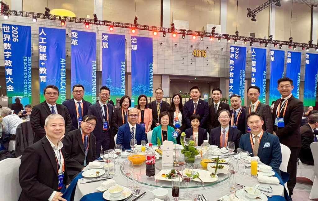 在一個講求成績、排名與競爭力的教育環境裡,佛教葉紀南紀念中學 林志煒校長,卻把教育說回一件很樸素的事:幫助孩子成為一個好人。這句話沒有華麗包裝,卻貫穿他近二十年的教育路。從商業世界轉身走進課室,由前線教師到今天成為校長,他一直思考同一個問題:學校除了教授知識,還可以怎樣讓學生找到方向、建立自信,並在成長中學會關心他人。