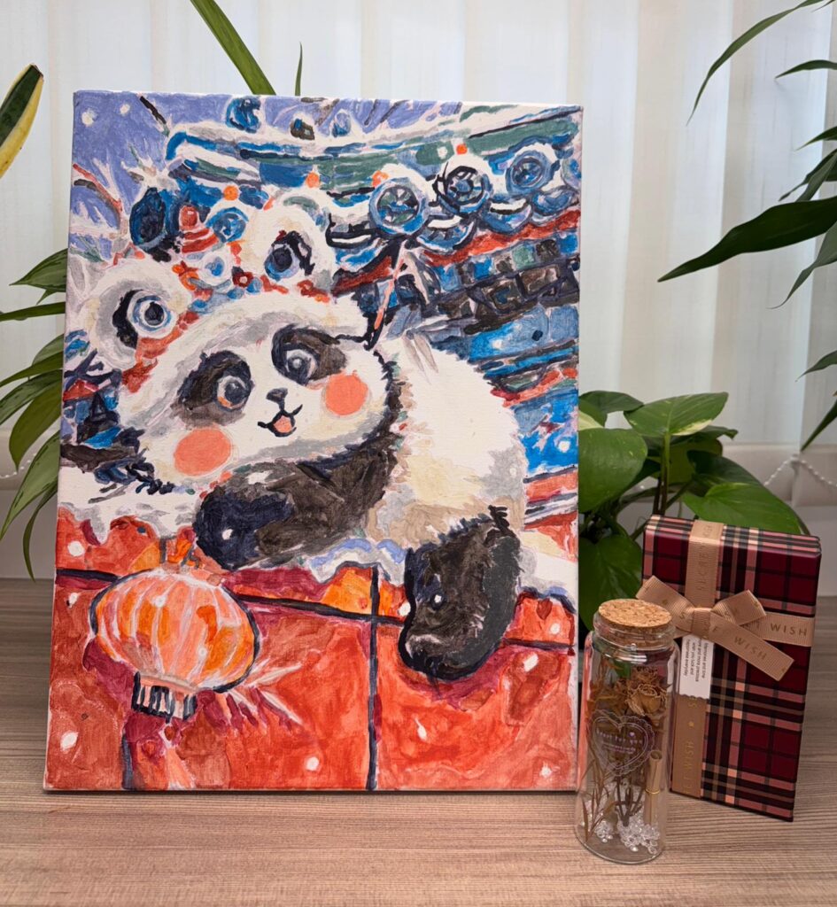 在元朗天主教中學，黃見儀校長的身影總落在學生最日常的角落。午膳時她走近餐桌，細看飯菜是否合口味；小息時她側耳傾聽校園裡的大事小事；放學前後，她記住每一張年輕的臉，也讀懂那些未曾說出口的情緒。學生說她是「零距離」的校長，因為她從不急於用分數定義孩子。她深信，天主教教育的核心，從來不是篩選與淘汰，而是有教無類——無論出身、能力或背景，每一個孩子都值得被看見、被接納；更是貧者為先——那些揹著家庭重擔、走在邊緣的學生，往往需要學校先伸出手。而這一切，必須以愛和陪伴紮根，讓生命在信任中重獲希望。這篇專訪，記錄的不是校長的管理策略，而是一位教育者如何用聆聽、尊重與堅持，守住每一個孩子仍可改變的可能。