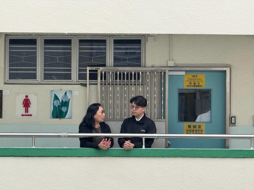 在元朗天主教中學，黃見儀校長的身影總落在學生最日常的角落。午膳時她走近餐桌，細看飯菜是否合口味；小息時她側耳傾聽校園裡的大事小事；放學前後，她記住每一張年輕的臉，也讀懂那些未曾說出口的情緒。學生說她是「零距離」的校長，因為她從不急於用分數定義孩子。她深信，天主教教育的核心，從來不是篩選與淘汰，而是有教無類——無論出身、能力或背景，每一個孩子都值得被看見、被接納；更是貧者為先——那些揹著家庭重擔、走在邊緣的學生，往往需要學校先伸出手。而這一切，必須以愛和陪伴紮根，讓生命在信任中重獲希望。這篇專訪，記錄的不是校長的管理策略，而是一位教育者如何用聆聽、尊重與堅持，守住每一個孩子仍可改變的可能。