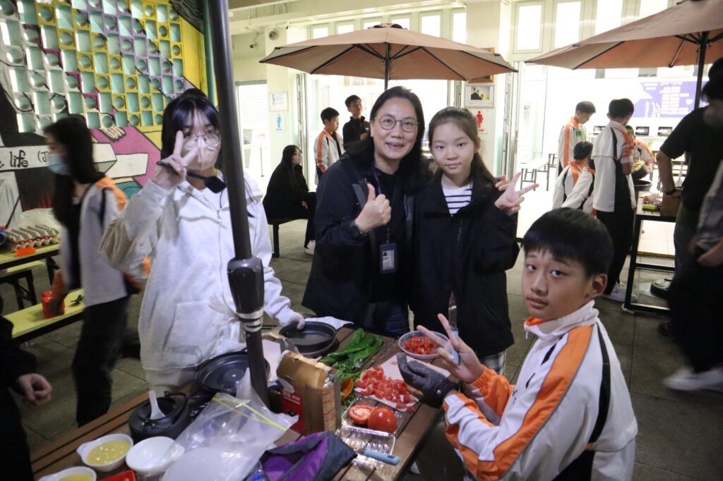 在元朗天主教中學，黃見儀校長的身影總落在學生最日常的角落。午膳時她走近餐桌，細看飯菜是否合口味；小息時她側耳傾聽校園裡的大事小事；放學前後，她記住每一張年輕的臉，也讀懂那些未曾說出口的情緒。學生說她是「零距離」的校長，因為她從不急於用分數定義孩子。她深信，天主教教育的核心，從來不是篩選與淘汰，而是有教無類——無論出身、能力或背景，每一個孩子都值得被看見、被接納；更是貧者為先——那些揹著家庭重擔、走在邊緣的學生，往往需要學校先伸出手。而這一切，必須以愛和陪伴紮根，讓生命在信任中重獲希望。這篇專訪，記錄的不是校長的管理策略，而是一位教育者如何用聆聽、尊重與堅持，守住每一個孩子仍可改變的可能。