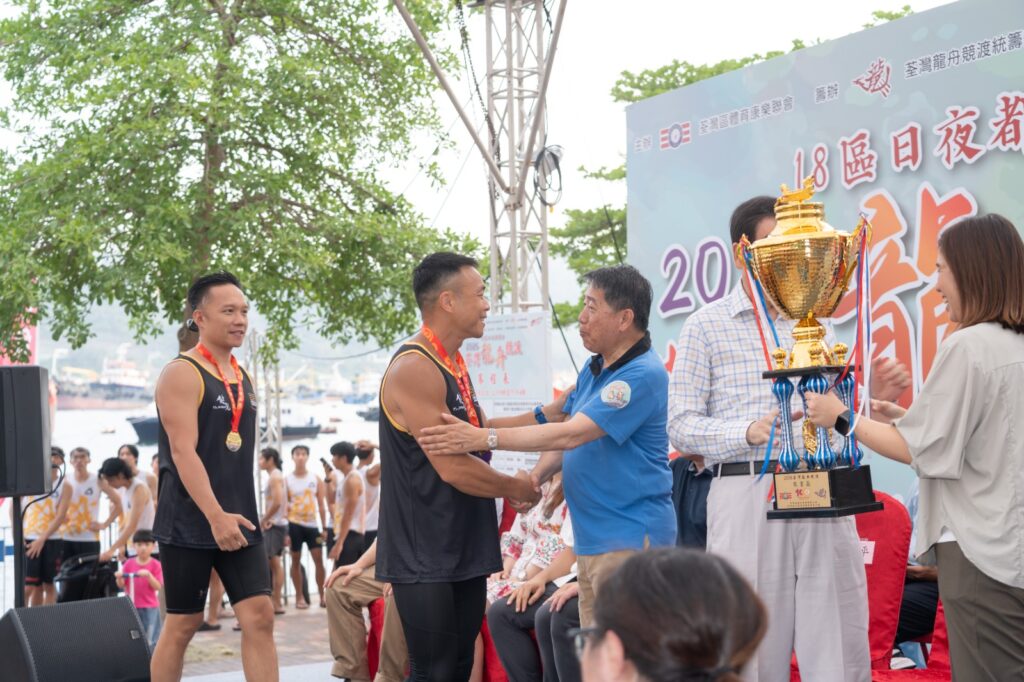 問起初心,邱錦平主席笑說:「初心都冇㗎。」這句話聽來隨意,卻很像他的人生軌跡,不是一早計劃好要走上地區服務的位置,而是在不同階段遇到人、遇到事,慢慢被推到前線,然後就認真地做下去。荃灣人熟悉他,多稱他「細平哥」。他現為荃灣鄉事委員會主席,亦是多年來參與地區、鄉村事務的重要人物。細平哥的父親曾任村長及鄉事會副主席,家族與鄉村事務早有淵源。不過年輕時的他,對村務未算特別熱衷,反而是在出來社會工作後,先接觸到工會、工友權益,才逐步建立起「有人需要,就應該出一分力」的信念。