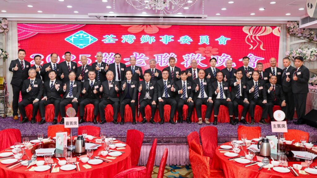 問起初心,邱錦平主席笑說:「初心都冇㗎。」這句話聽來隨意,卻很像他的人生軌跡,不是一早計劃好要走上地區服務的位置,而是在不同階段遇到人、遇到事,慢慢被推到前線,然後就認真地做下去。荃灣人熟悉他,多稱他「細平哥」。他現為荃灣鄉事委員會主席,亦是多年來參與地區、鄉村事務的重要人物。細平哥的父親曾任村長及鄉事會副主席,家族與鄉村事務早有淵源。不過年輕時的他,對村務未算特別熱衷,反而是在出來社會工作後,先接觸到工會、工友權益,才逐步建立起「有人需要,就應該出一分力」的信念。