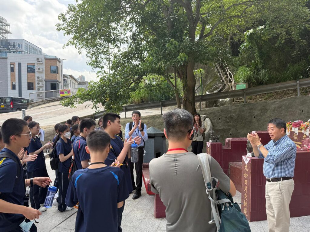 問起初心,邱錦平主席笑說:「初心都冇㗎。」這句話聽來隨意,卻很像他的人生軌跡,不是一早計劃好要走上地區服務的位置,而是在不同階段遇到人、遇到事,慢慢被推到前線,然後就認真地做下去。荃灣人熟悉他,多稱他「細平哥」。他現為荃灣鄉事委員會主席,亦是多年來參與地區、鄉村事務的重要人物。細平哥的父親曾任村長及鄉事會副主席,家族與鄉村事務早有淵源。不過年輕時的他,對村務未算特別熱衷,反而是在出來社會工作後,先接觸到工會、工友權益,才逐步建立起「有人需要,就應該出一分力」的信念。