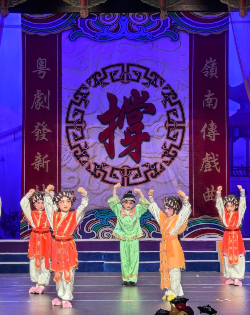 6月19日,端午節下午,上環文娛中心劇院迎來怡寶中英文幼稚園第八屆畢業禮暨頒獎典禮。台上,是一群即將升讀小學的K3孩子;台下,是家長、老師、校董及教育界友好。這一天,不只是畢業,也是一次讓大人重新看見孩子能力的時刻。