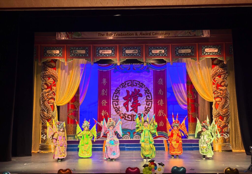 6月19日,端午節下午,上環文娛中心劇院迎來怡寶中英文幼稚園第八屆畢業禮暨頒獎典禮。台上,是一群即將升讀小學的K3孩子;台下,是家長、老師、校董及教育界友好。這一天,不只是畢業,也是一次讓大人重新看見孩子能力的時刻。