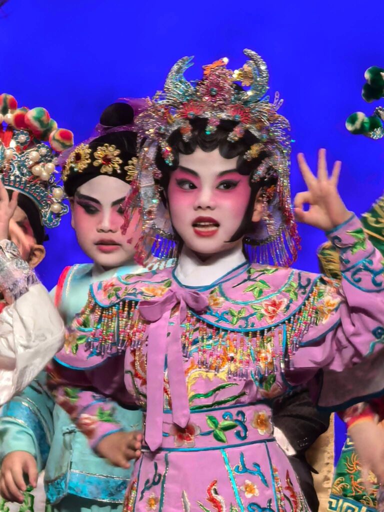 6月19日,端午節下午,上環文娛中心劇院迎來怡寶中英文幼稚園第八屆畢業禮暨頒獎典禮。台上,是一群即將升讀小學的K3孩子;台下,是家長、老師、校董及教育界友好。這一天,不只是畢業,也是一次讓大人重新看見孩子能力的時刻。