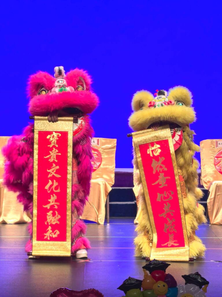 6月19日,端午節下午,上環文娛中心劇院迎來怡寶中英文幼稚園第八屆畢業禮暨頒獎典禮。台上,是一群即將升讀小學的K3孩子;台下,是家長、老師、校董及教育界友好。這一天,不只是畢業,也是一次讓大人重新看見孩子能力的時刻。