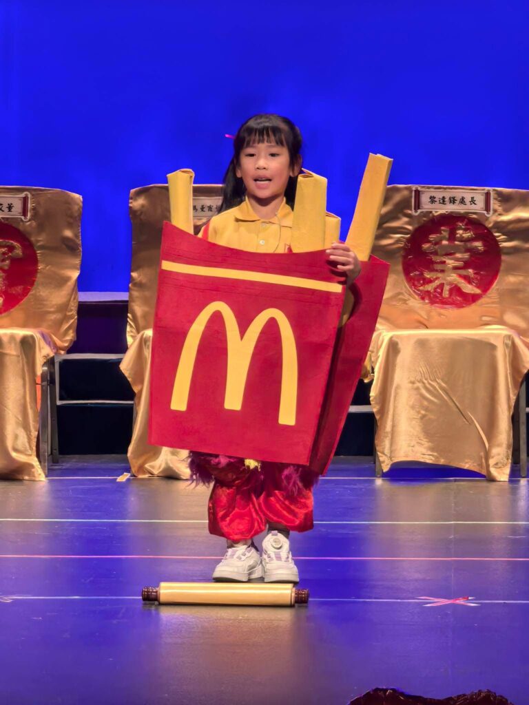 6月19日,端午節下午,上環文娛中心劇院迎來怡寶中英文幼稚園第八屆畢業禮暨頒獎典禮。台上,是一群即將升讀小學的K3孩子;台下,是家長、老師、校董及教育界友好。這一天,不只是畢業,也是一次讓大人重新看見孩子能力的時刻。