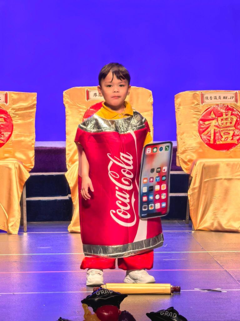 6月19日,端午節下午,上環文娛中心劇院迎來怡寶中英文幼稚園第八屆畢業禮暨頒獎典禮。台上,是一群即將升讀小學的K3孩子;台下,是家長、老師、校董及教育界友好。這一天,不只是畢業,也是一次讓大人重新看見孩子能力的時刻。