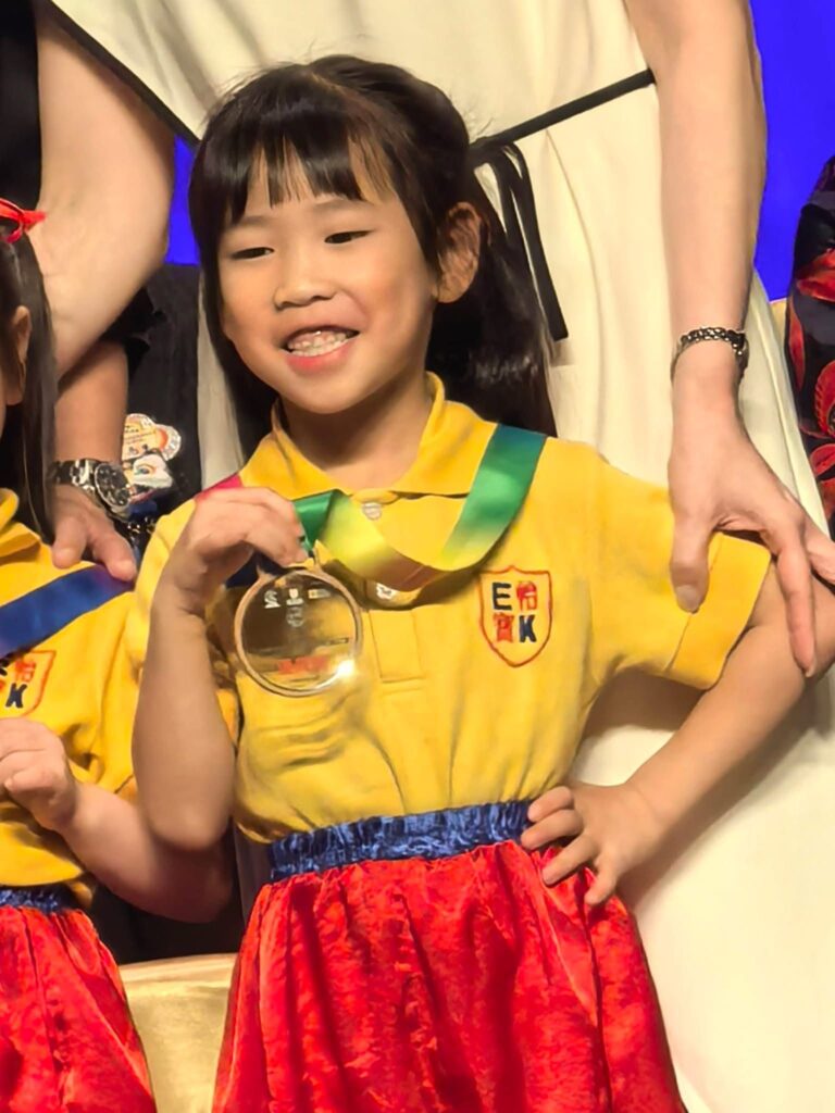 6月19日,端午節下午,上環文娛中心劇院迎來怡寶中英文幼稚園第八屆畢業禮暨頒獎典禮。台上,是一群即將升讀小學的K3孩子;台下,是家長、老師、校董及教育界友好。這一天,不只是畢業,也是一次讓大人重新看見孩子能力的時刻。