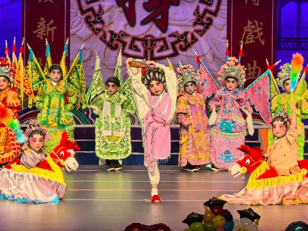6月19日,端午節下午,上環文娛中心劇院迎來怡寶中英文幼稚園第八屆畢業禮暨頒獎典禮。台上,是一群即將升讀小學的K3孩子;台下,是家長、老師、校董及教育界友好。這一天,不只是畢業,也是一次讓大人重新看見孩子能力的時刻。