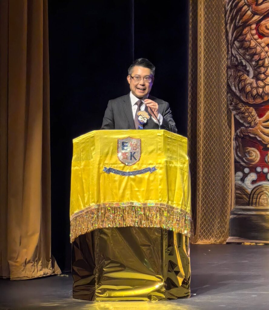 6月19日,端午節下午,上環文娛中心劇院迎來怡寶中英文幼稚園第八屆畢業禮暨頒獎典禮。台上,是一群即將升讀小學的K3孩子;台下,是家長、老師、校董及教育界友好。這一天,不只是畢業,也是一次讓大人重新看見孩子能力的時刻。