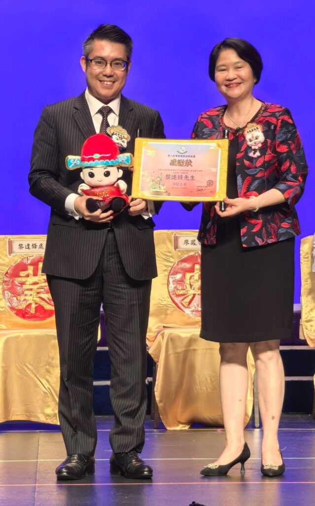 6月19日,端午節下午,上環文娛中心劇院迎來怡寶中英文幼稚園第八屆畢業禮暨頒獎典禮。台上,是一群即將升讀小學的K3孩子;台下,是家長、老師、校董及教育界友好。這一天,不只是畢業,也是一次讓大人重新看見孩子能力的時刻。