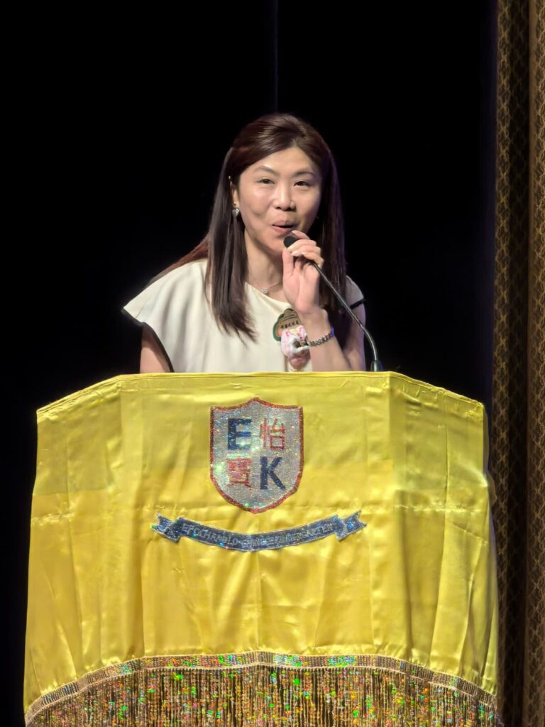 6月19日,端午節下午,上環文娛中心劇院迎來怡寶中英文幼稚園第八屆畢業禮暨頒獎典禮。台上,是一群即將升讀小學的K3孩子;台下,是家長、老師、校董及教育界友好。這一天,不只是畢業,也是一次讓大人重新看見孩子能力的時刻。
