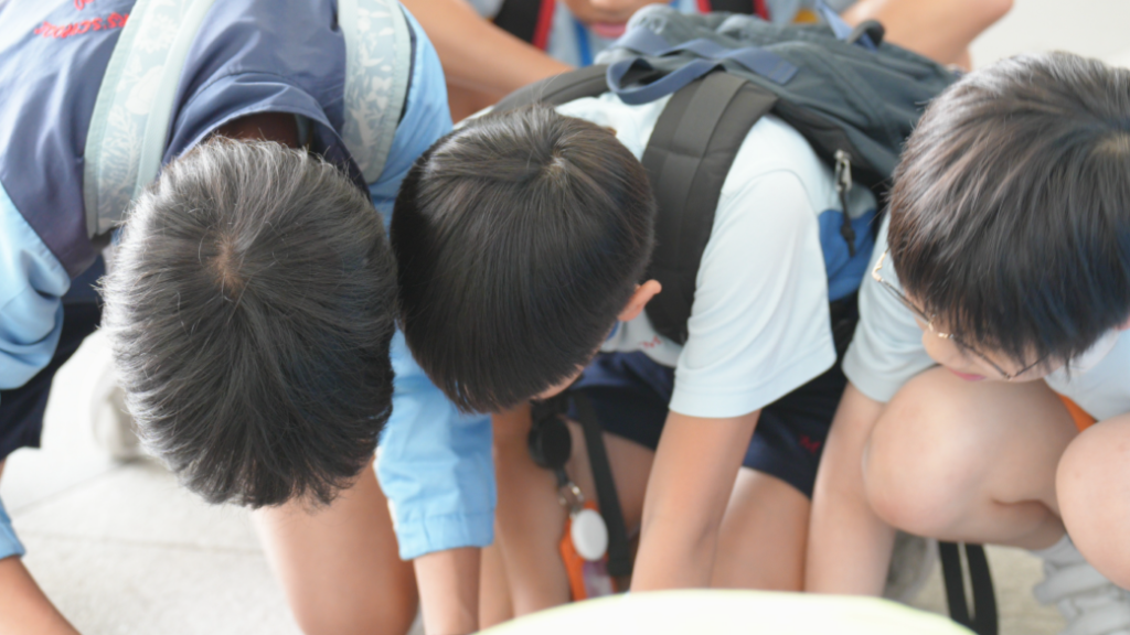 對不少學生而言,數學常常與功課、測驗、考試和成績表連在一起;但在香港數理教育學會小學數學組主席崔嘉誠老師眼中,數理從來不只存在於課本之中。橋樑的結構、斜路的坡度、水池的形狀、樹木的高度、建築物的幾何線條,處處都蘊藏着可觀察、可量度、可推理的學問。由香港數理教育學會及香港中文大學課程與教學學系主辦的「數理遊蹤2026」,於2026年6月20日在香港中文大學何添樓及校園舉行。活動以「重啟經典・漫步中大」為主題,帶領小四至小六學生走進大學校園,在真實環境中完成一系列數理挑戰。崔老師表示,「數理遊蹤」是學會二十多年前已推動的經典活動,當年曾以分區初賽、決賽形式舉行,深受學界支持。多年後,活動今年重新啟航,移師香港中文大學舉行,不但延續昔日帶領學生走出課室的理念,也為今天的小學生帶來一次結合校園探索與數理應用的學習體驗。