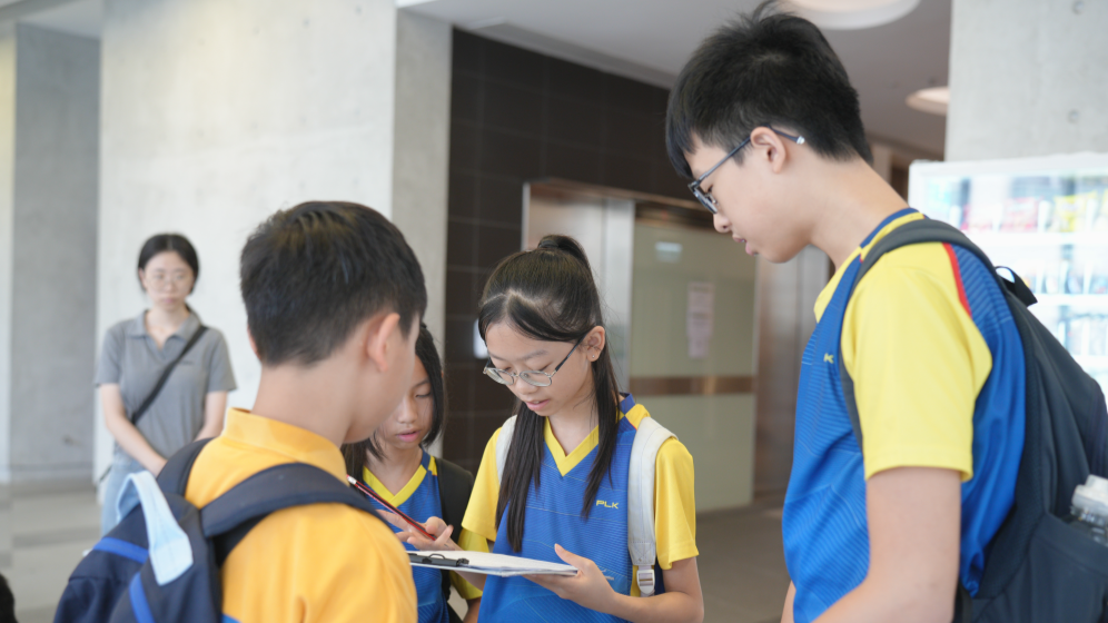 對不少學生而言,數學常常與功課、測驗、考試和成績表連在一起;但在香港數理教育學會小學數學組主席崔嘉誠老師眼中,數理從來不只存在於課本之中。橋樑的結構、斜路的坡度、水池的形狀、樹木的高度、建築物的幾何線條,處處都蘊藏着可觀察、可量度、可推理的學問。由香港數理教育學會及香港中文大學課程與教學學系主辦的「數理遊蹤2026」,於2026年6月20日在香港中文大學何添樓及校園舉行。活動以「重啟經典・漫步中大」為主題,帶領小四至小六學生走進大學校園,在真實環境中完成一系列數理挑戰。崔老師表示,「數理遊蹤」是學會二十多年前已推動的經典活動,當年曾以分區初賽、決賽形式舉行,深受學界支持。多年後,活動今年重新啟航,移師香港中文大學舉行,不但延續昔日帶領學生走出課室的理念,也為今天的小學生帶來一次結合校園探索與數理應用的學習體驗。