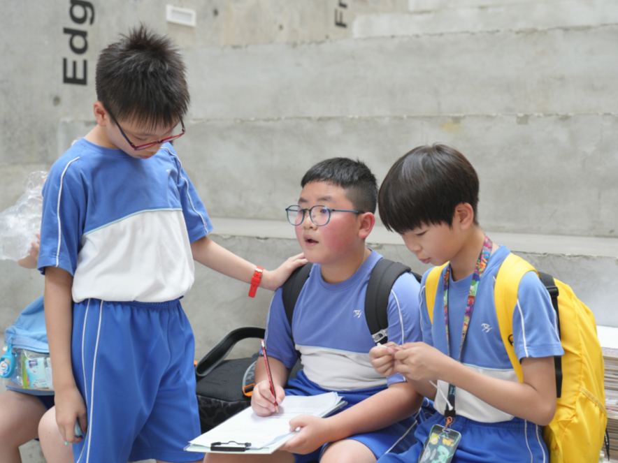 對不少學生而言,數學常常與功課、測驗、考試和成績表連在一起;但在香港數理教育學會小學數學組主席崔嘉誠老師眼中,數理從來不只存在於課本之中。橋樑的結構、斜路的坡度、水池的形狀、樹木的高度、建築物的幾何線條,處處都蘊藏着可觀察、可量度、可推理的學問。由香港數理教育學會及香港中文大學課程與教學學系主辦的「數理遊蹤2026」,於2026年6月20日在香港中文大學何添樓及校園舉行。活動以「重啟經典・漫步中大」為主題,帶領小四至小六學生走進大學校園,在真實環境中完成一系列數理挑戰。崔老師表示,「數理遊蹤」是學會二十多年前已推動的經典活動,當年曾以分區初賽、決賽形式舉行,深受學界支持。多年後,活動今年重新啟航,移師香港中文大學舉行,不但延續昔日帶領學生走出課室的理念,也為今天的小學生帶來一次結合校園探索與數理應用的學習體驗。