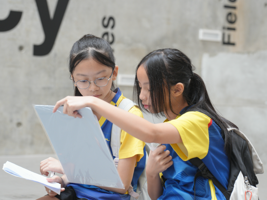 對不少學生而言,數學常常與功課、測驗、考試和成績表連在一起;但在香港數理教育學會小學數學組主席崔嘉誠老師眼中,數理從來不只存在於課本之中。橋樑的結構、斜路的坡度、水池的形狀、樹木的高度、建築物的幾何線條,處處都蘊藏着可觀察、可量度、可推理的學問。由香港數理教育學會及香港中文大學課程與教學學系主辦的「數理遊蹤2026」,於2026年6月20日在香港中文大學何添樓及校園舉行。活動以「重啟經典・漫步中大」為主題,帶領小四至小六學生走進大學校園,在真實環境中完成一系列數理挑戰。崔老師表示,「數理遊蹤」是學會二十多年前已推動的經典活動,當年曾以分區初賽、決賽形式舉行,深受學界支持。多年後,活動今年重新啟航,移師香港中文大學舉行,不但延續昔日帶領學生走出課室的理念,也為今天的小學生帶來一次結合校園探索與數理應用的學習體驗。