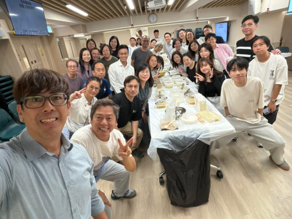 從2024年開始, 來自三十間教會的六十位牧者與執事參加了專為他們而設的「門徒生命成長轉化旅程」(簡稱「牧者領袖門旅」)。旅程中,他們在生命上經歷了顯著的成長:更加愛主、愛人、愛家人;與他人復和;帶領了六十多位新朋友信主;自己的生命與主變得更加親近而且更富韌力;抓着召命,作主的僕人。這些見證深深激勵了我們,讓我們看見耶穌的大愛與大能。