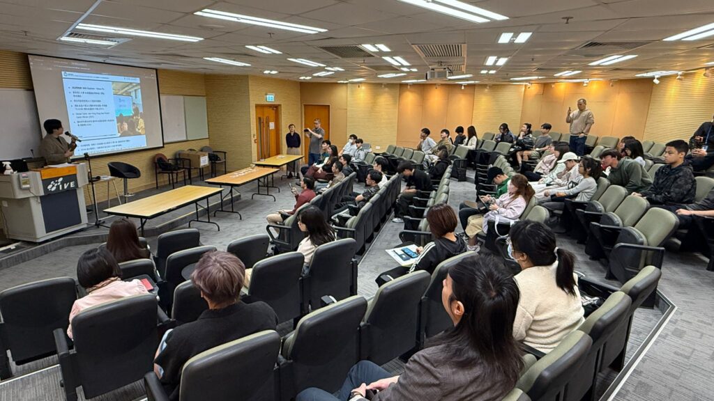 桌遊學苑創辦人甄炯雄 Charles 談起「香港學界桌上遊戲設計比賽決賽暨香港桌遊教學及生涯規劃展 2026」的誕生，沒有先談展覽規模，也沒有急於介紹比賽成果，而是從一場分享會說起。當時因為書展，有來自不同地方的桌遊界朋友到香港。Charles 與伙伴覺得，既然大家難得聚在一起，不如把握機會辦一場交流，讓更多人接觸桌遊設計、出版、教育與應用。尋找場地期間，他們因緣際會聯繫到香港專業教育學院沙田分校的講師團隊，並借用校園空間舉辦活動。